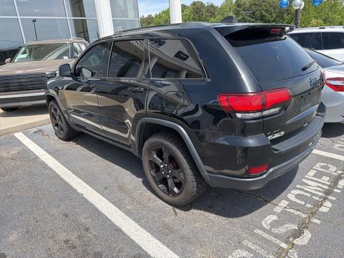 Used 2018 Jeep Grand Cherokee Laredo AWD/4WD image 3