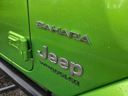 Used 2019 Jeep Wrangler Unlimited Sahara w/ Uconnect 4C Nav & Sound Group AWD/4WD image 4
