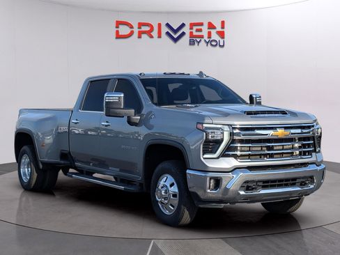 Used 2025 Chevrolet Silverado 3500 LTZ w/ LTZ Convenience Package AWD/4WD image 8