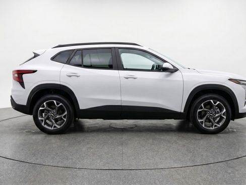 Used 2025 Chevrolet Trax LT FWD image 11
