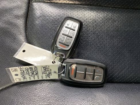 Used 2020 Chrysler Pacifica Touring-L Plus image 28