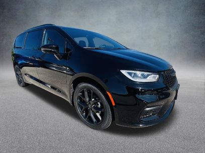 New 2026 Chrysler Pacifica Select w/ S Appearance Package