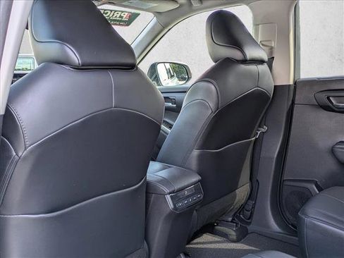 Used 2021 Toyota Highlander XLE FWD image 19