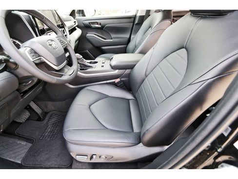 Used 2023 Toyota Highlander XLE image 12