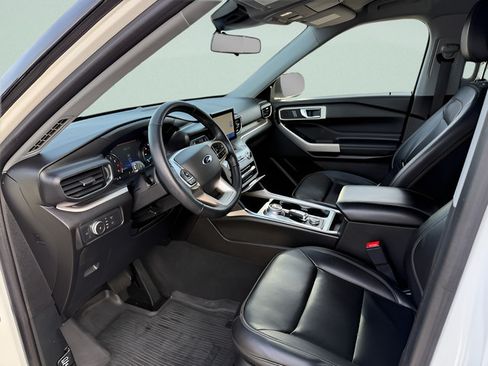 Used 2022 Ford Explorer XLT w/ Equipment Group 202A AWD/4WD image 4