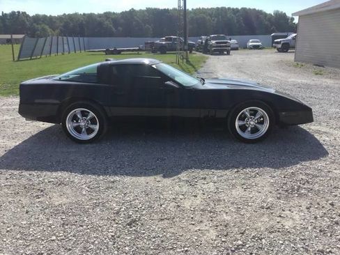Used 1987 Chevrolet Corvette Coupe RWD image 2