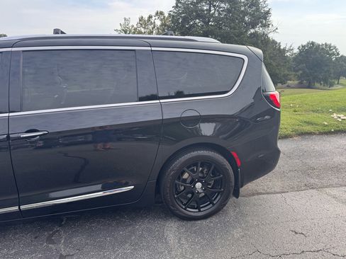 Used 2018 Chrysler Pacifica Limited w/ Advanced Safetytec Group image 8