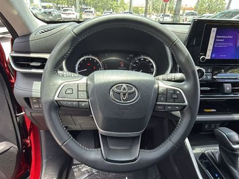 Used 2023 Toyota Highlander XLE FWD image 21