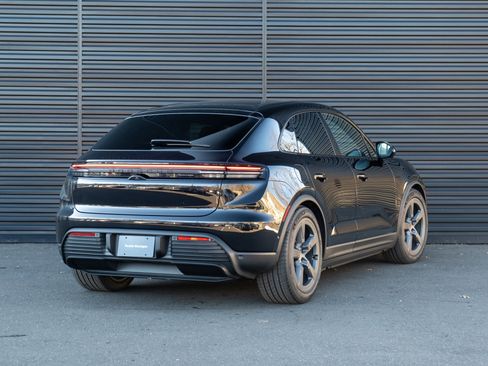 New 2026 Porsche Macan 4 Electric image 8