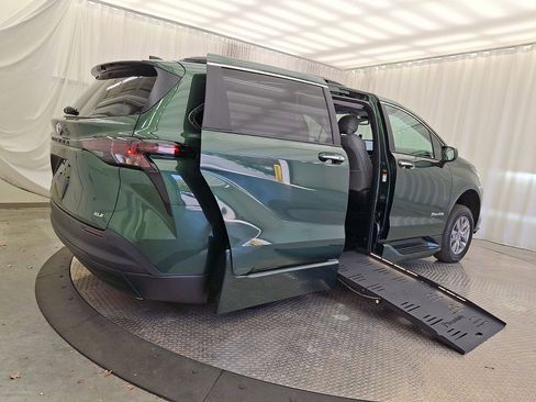 Used 2026 Toyota Sienna XLE FWD image 25
