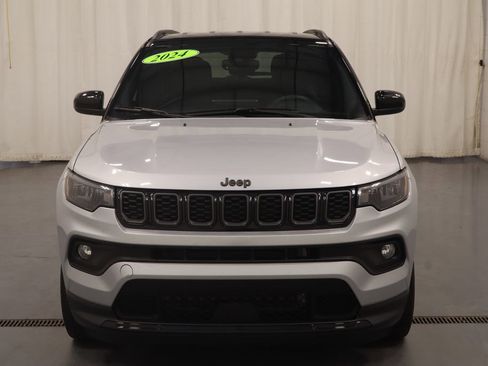 Used 2024 Jeep Compass Latitude w/ Convenience Group AWD/4WD image 4