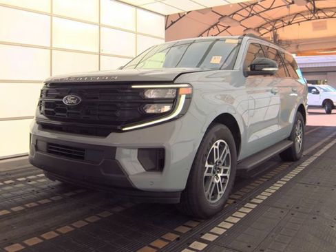 Used 2025 Ford Expedition Active RWD image 4