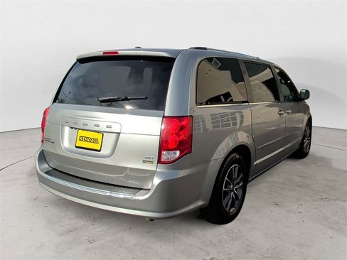 Used 2017 Dodge Grand Caravan SXT image 5