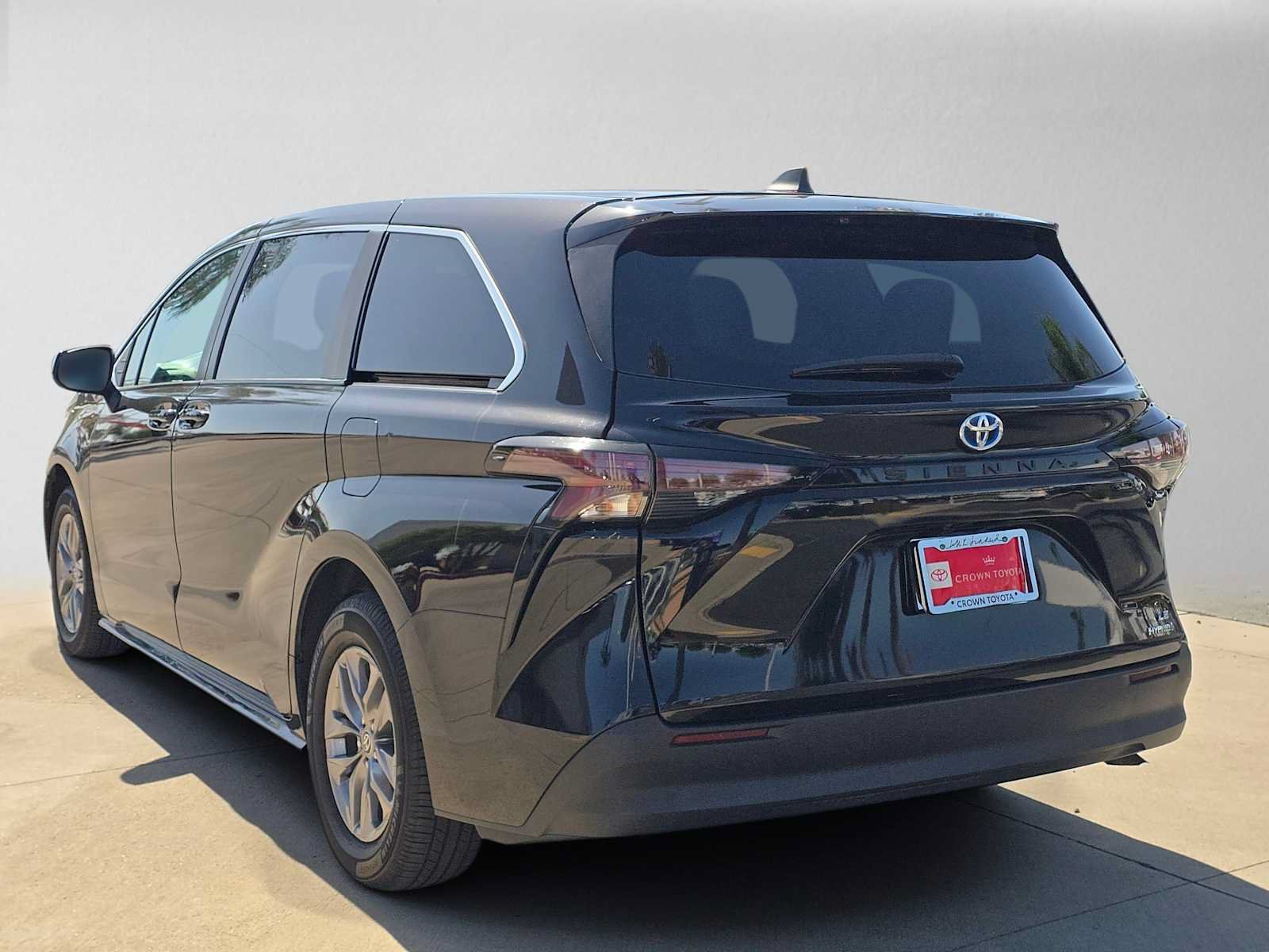 Certified 2023 Toyota Sienna LE FWD image 5