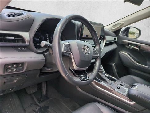 Used 2023 Toyota Highlander Platinum FWD image 10