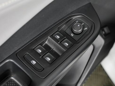 Used 2024 Volkswagen Taos SE w/ MDO Package FWD image 34