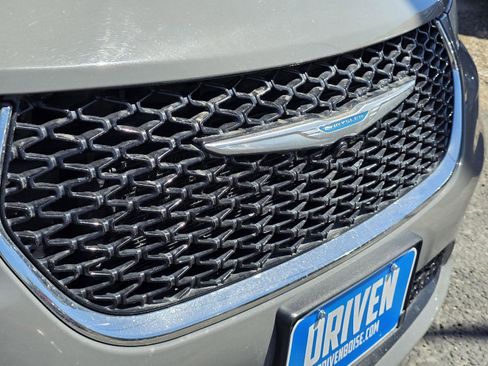 Used 2021 Chrysler Pacifica Touring-L FWD image 31