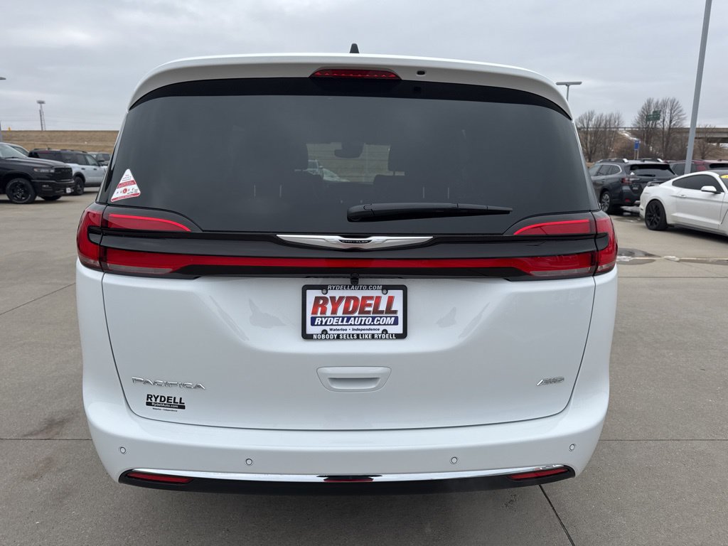 New 2026 Chrysler Pacifica Select AWD/4WD image 32