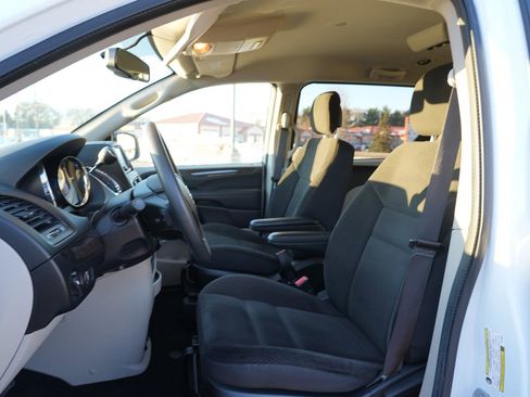Used 2018 Dodge Grand Caravan SE w/ UConnect Hands-Free Group image 12