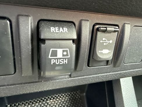 Used 2018 Toyota Tacoma SR5 AWD/4WD image 31
