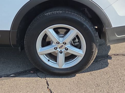 Used 2018 Ford Explorer XLT w/ Equipment Group 202A FWD image 16