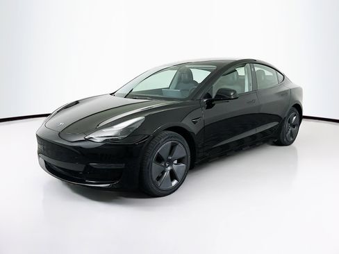 Used 2023 Tesla Model 3 Standard Range image 3