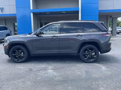 Used 2025 Jeep Grand Cherokee Altitude RWD image 6
