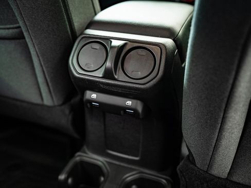 Used 2025 Jeep Wrangler Sport image 33