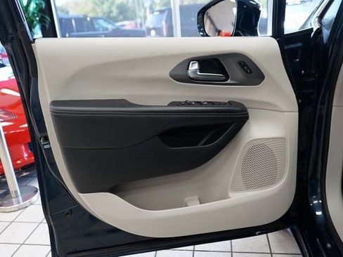 Used 2022 Chrysler Pacifica Touring-L image 23