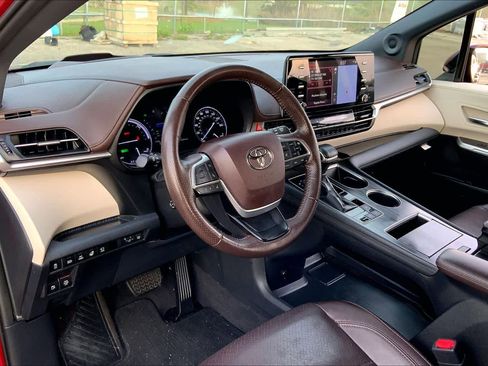 Used 2021 Toyota Sienna Platinum image 17