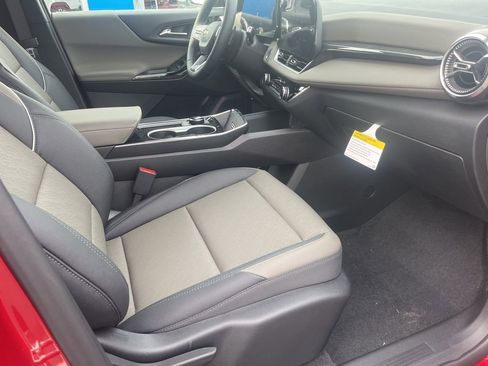 New 2026 Chevrolet Equinox LT w/ Convenience Package II FWD image 32