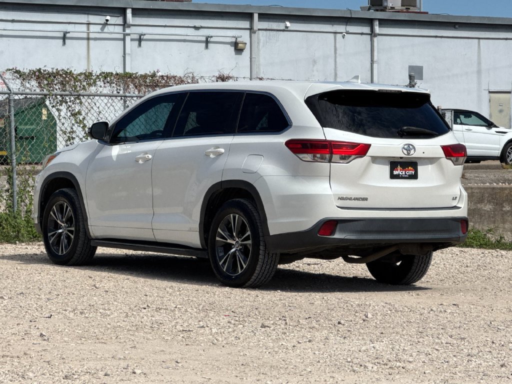 Used 2018 Toyota Highlander Plus FWD image 4