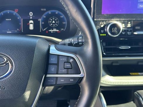 Used 2023 Toyota Highlander Platinum image 17