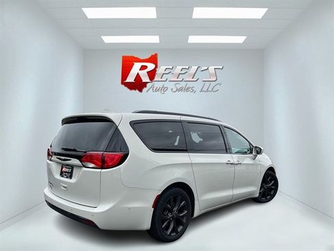 Used 2020 Chrysler Pacifica Touring-L w/ Advanced Safetytec Group FWD image 7