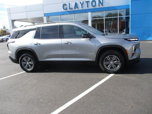 Used 2025 Chevrolet Traverse LT image 1