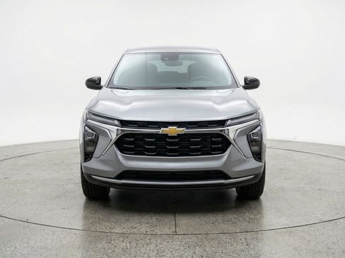 Used 2025 Chevrolet Trax LT image 2