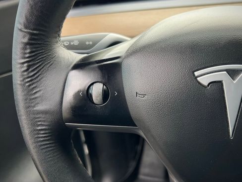 Used 2021 Tesla Model Y Long Range image 40