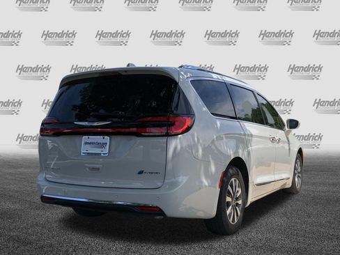 Used 2021 Chrysler Pacifica Limited w/ Uconnect Theater Family Group FWD image 10
