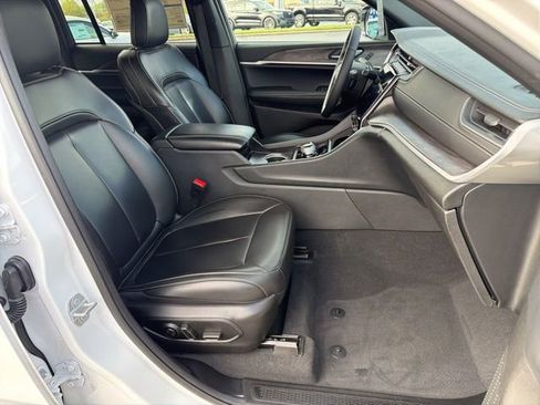 Used 2025 Jeep Grand Cherokee Limited image 19