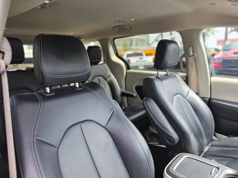 Used 2024 Chrysler Pacifica Limited FWD image 30