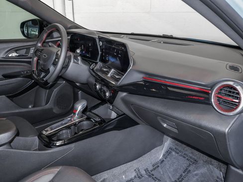 Used 2025 Chevrolet Trax RS FWD image 38