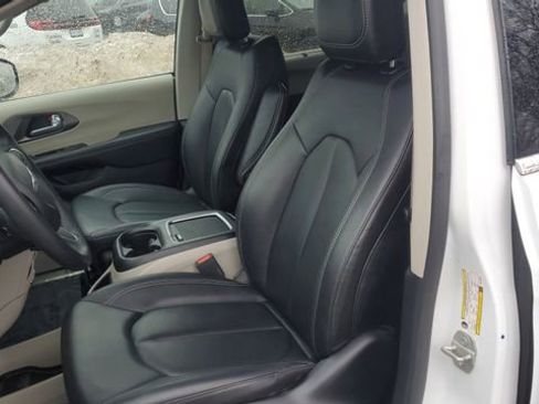 Certified 2024 Chrysler Pacifica Touring-L image 21