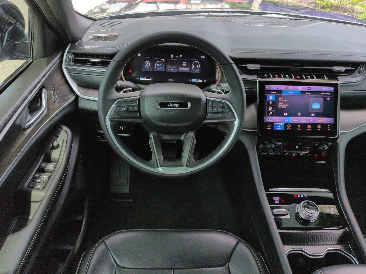 Used 2025 Jeep Grand Cherokee Limited AWD/4WD image 16