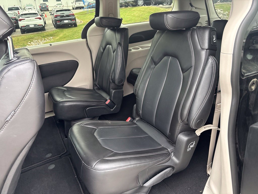 Used 2023 Chrysler Pacifica Touring-L FWD image 9