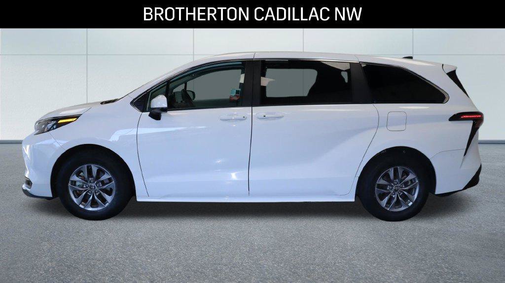 Used 2024 Toyota Sienna LE AWD/4WD image 2