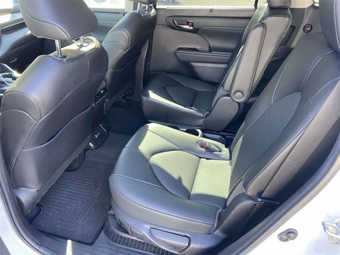 Used 2022 Toyota Highlander XLE image 20