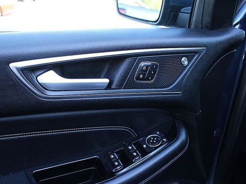 Used 2019 Ford Edge Titanium FWD image 8