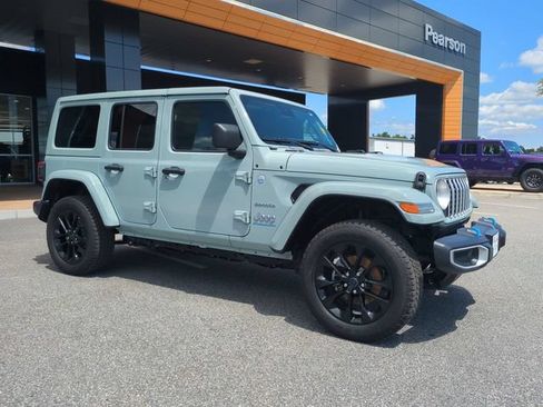 Used 2024 Jeep Wrangler Unlimited Sahara AWD/4WD image 2