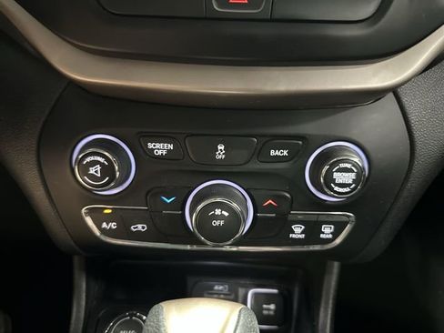 Used 2017 Jeep Cherokee Latitude AWD/4WD image 21