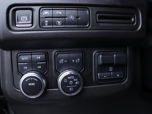 Used 2024 GMC Yukon SLT w/ SLT Luxury Package AWD/4WD image 33